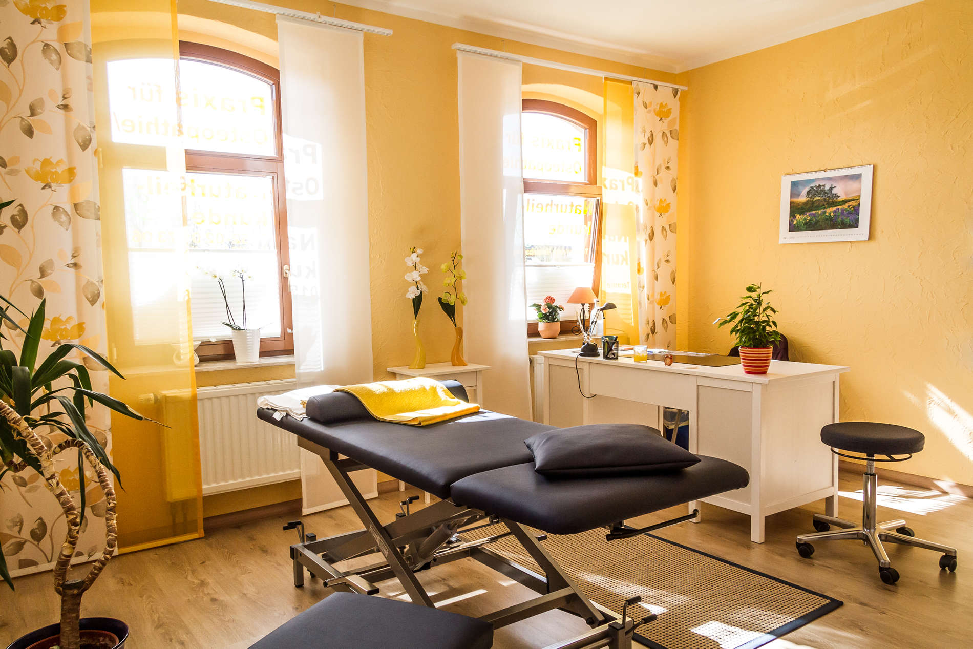 Behandlungsraum mit Liege 2