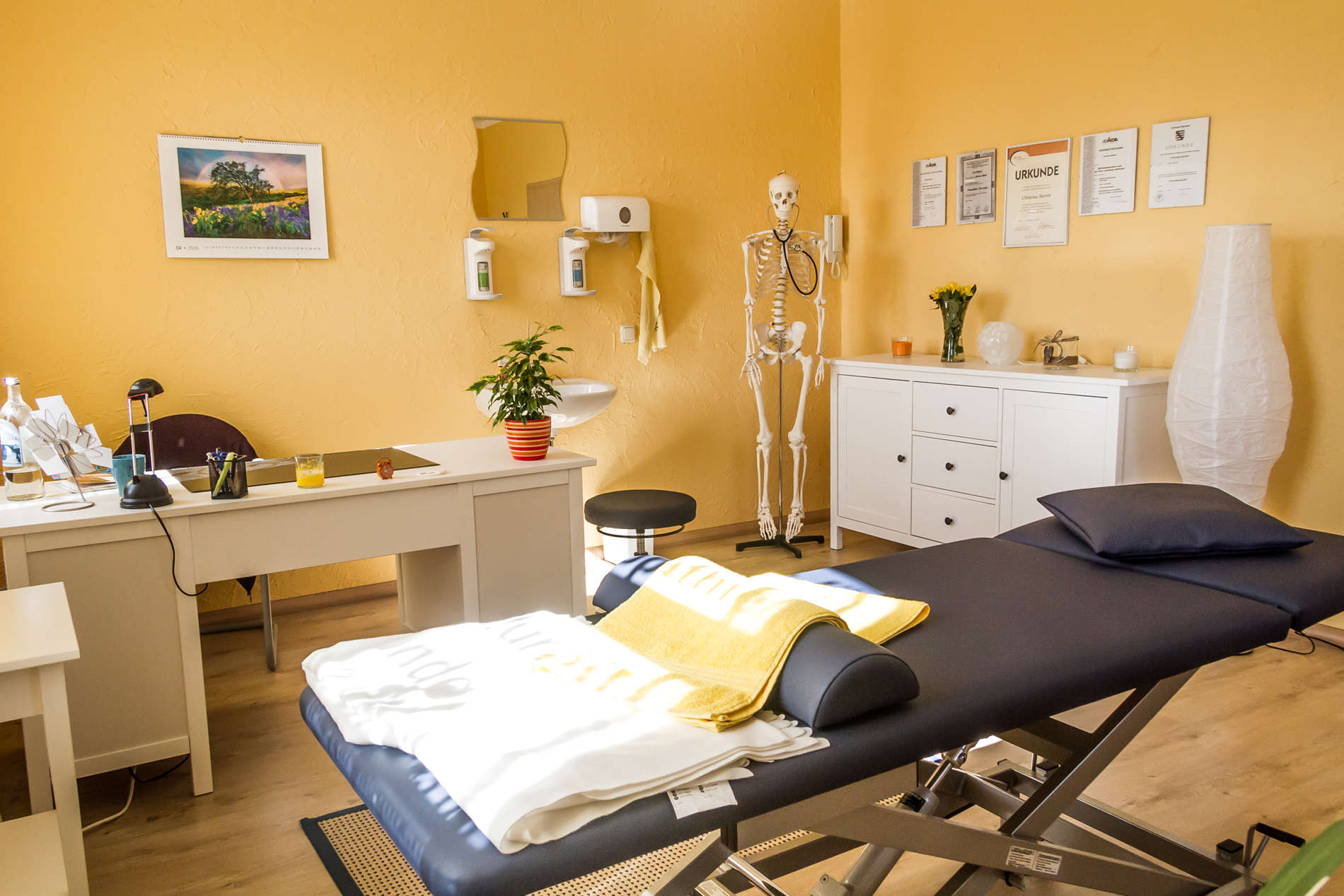Behandlungsraum mit Liege