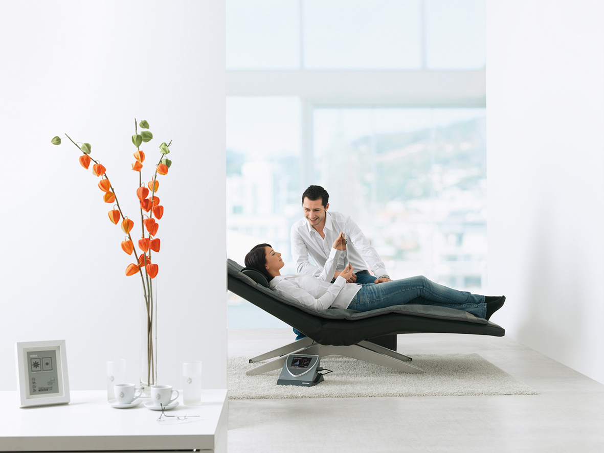 Frau auf Liegestuhl, in Therapie